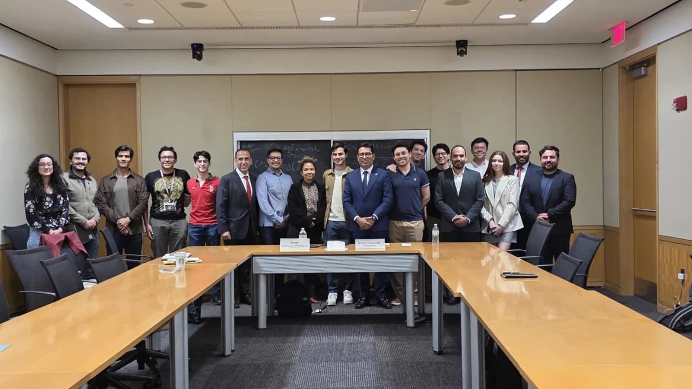 Néstor Camarillo en campus Harvard — programa ejecutivo
