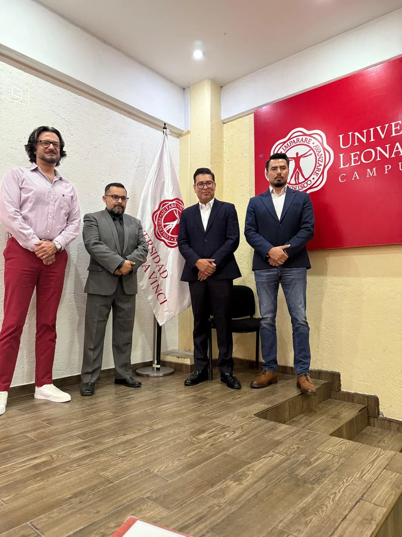 Néstor Camarillo con estudiantes de la Universidad Leonardo da Vinci