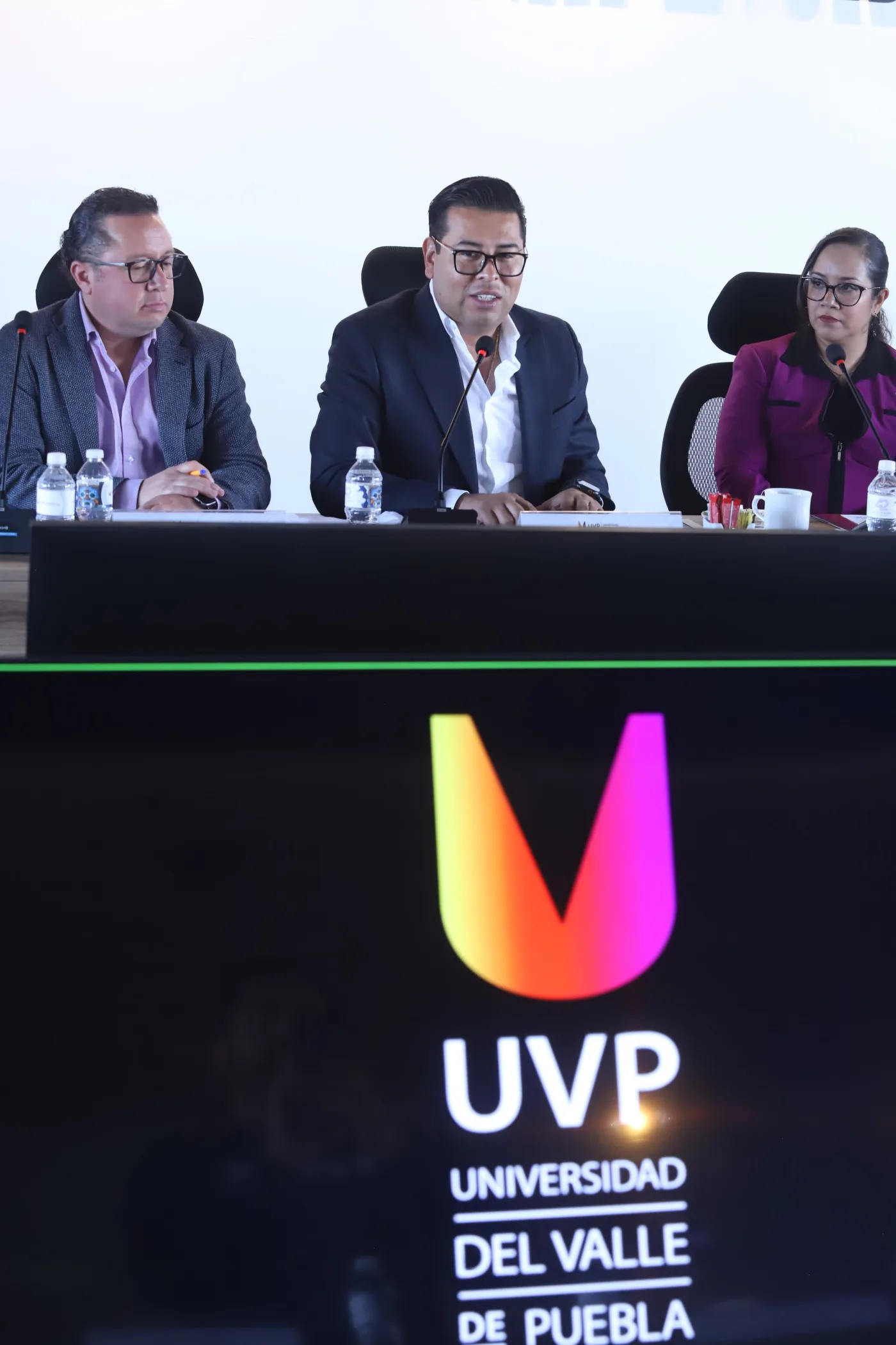 Néstor Camarillo con estudiantes de la Universidad del Valle de Puebla